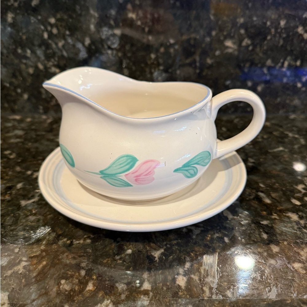International Table Works Porto
Floral Stoneware Gravy Boat with Underplate